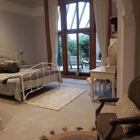 3 Bedroom 3 Bathroom Ground Floor Condo With Veranda Reigate Exterior photo