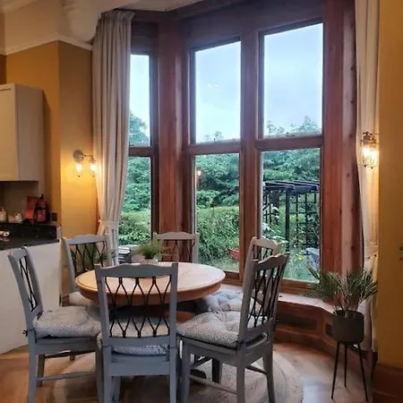 3 Bedroom 3 Bathroom Ground Floor Condo With Veranda Reigate Exterior photo