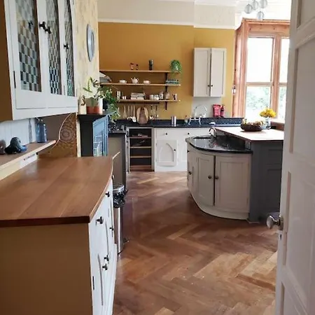 3 Bedroom 3 Bathroom Ground Floor Condo With Veranda Reigate Exterior photo