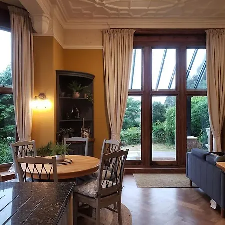 3 Bedroom 3 Bathroom Ground Floor Condo With Veranda Reigate Exterior photo