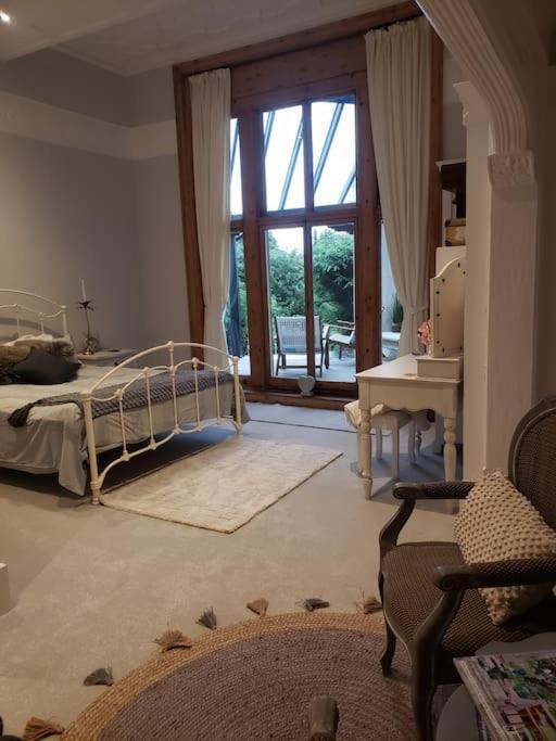 3 Bedroom 3 Bathroom Ground Floor With Veranda * Reigate
