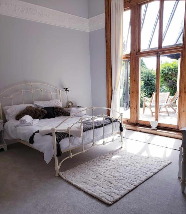 3 Bedroom 3 Bathroom Ground Floor With Veranda * Reigate