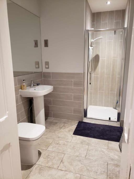 3 Bedroom 3 Bathroom Ground Floor With Veranda * Reigate